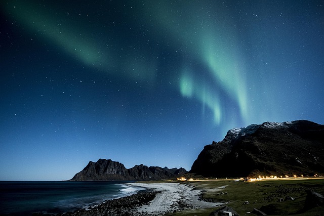 La aurora boreal danzando en el cielo nocturno.