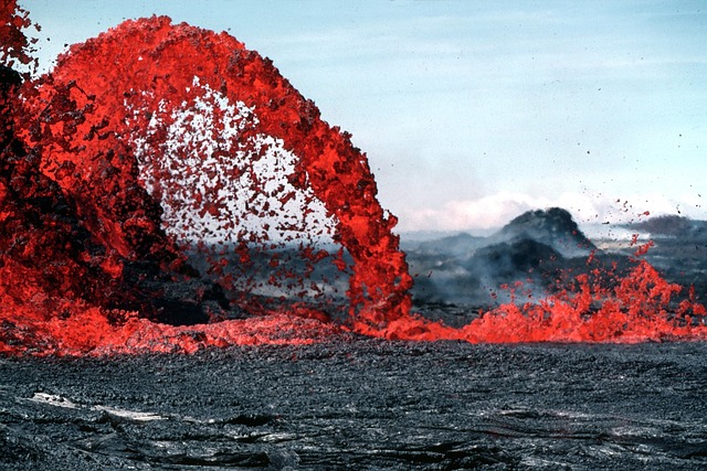 Un volcán activo con lava fluyendo por sus laderas.