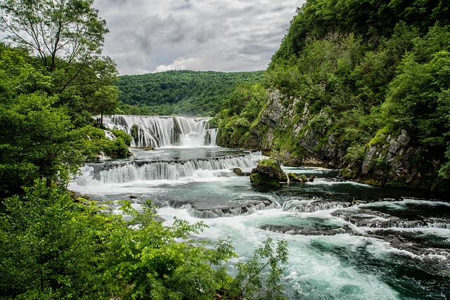 Una cascada poderosa cayendo en un río cristalino.