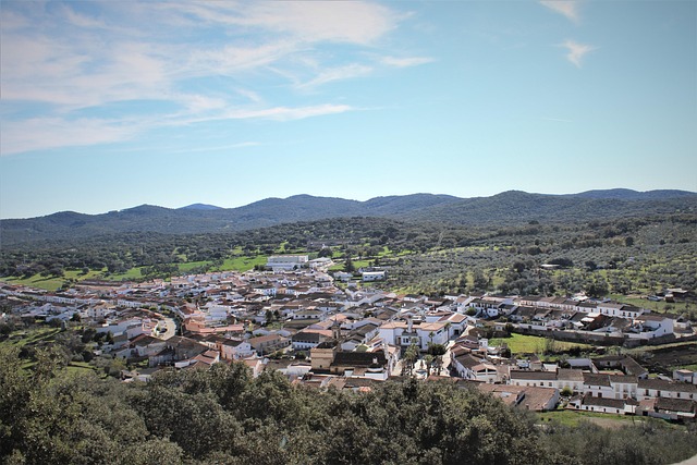 Vista panorámica de un paisaje montañoso al amanecer.